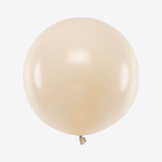 Un ballon rond nude pour une ambiance chic et élégante.