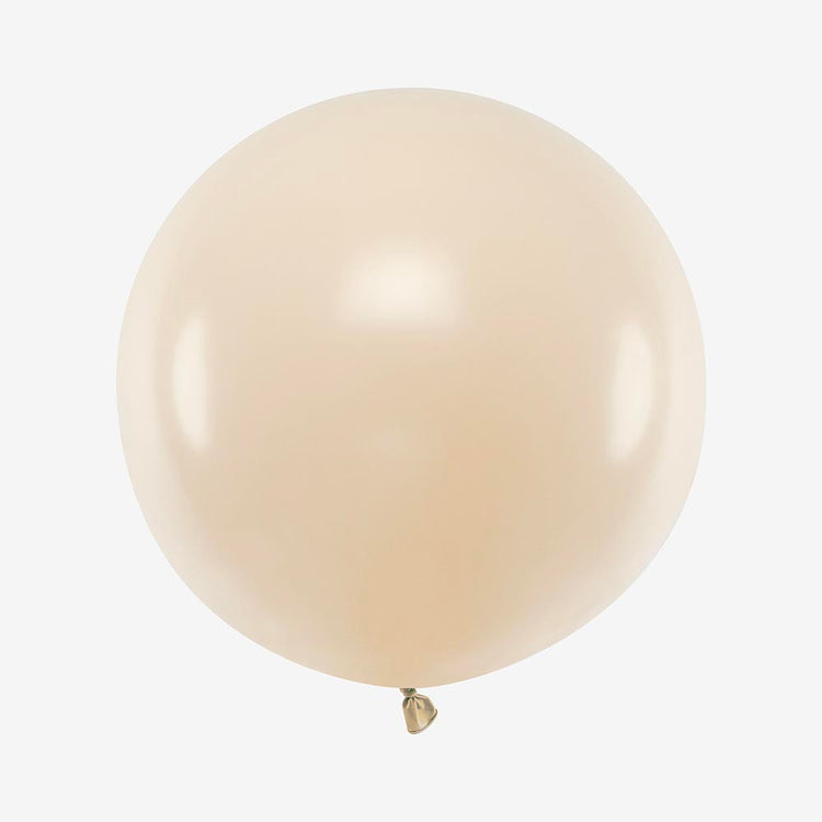 Un ballon rond nude pour une ambiance chic et élégante.