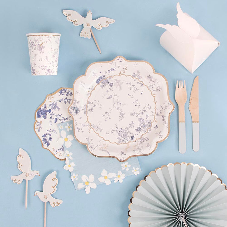 vaisselle en papier toile de jouy : decoration de table bapteme