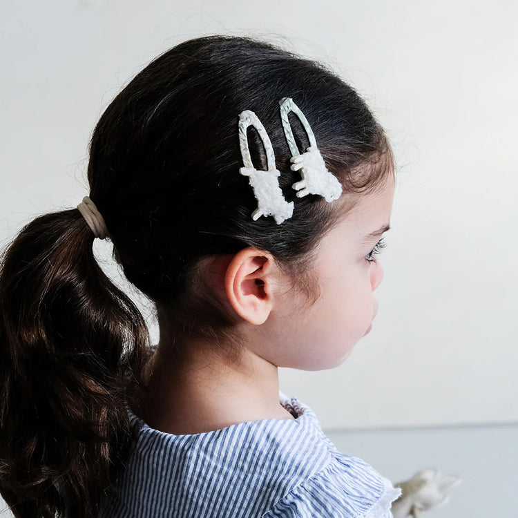 Petite fille portant des barrettes mouton Mimi et Lula