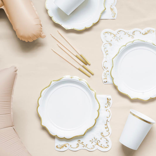 Bougies beige doré, ambiance douce pour gâteau d'anniversaire