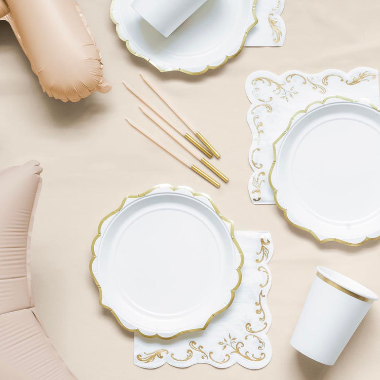 Bougies beige doré, ambiance douce pour gùteau d'anniversaire