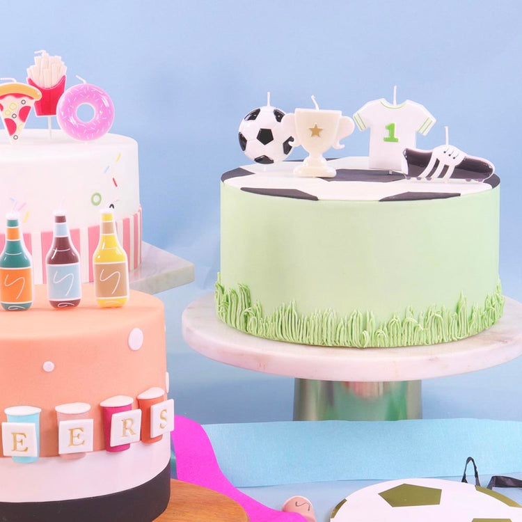 Gateau d'anniversaire football surmonté de bougies football