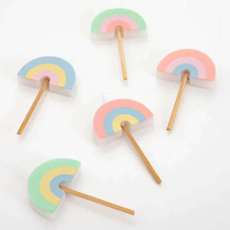 Bougies arc-en-ciel pour gâteau d’anniversaire joyeux