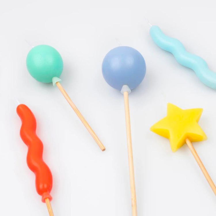 Bougies colorĂ©es, parfaites pour une fĂȘte d'anniversaire colorĂ©e