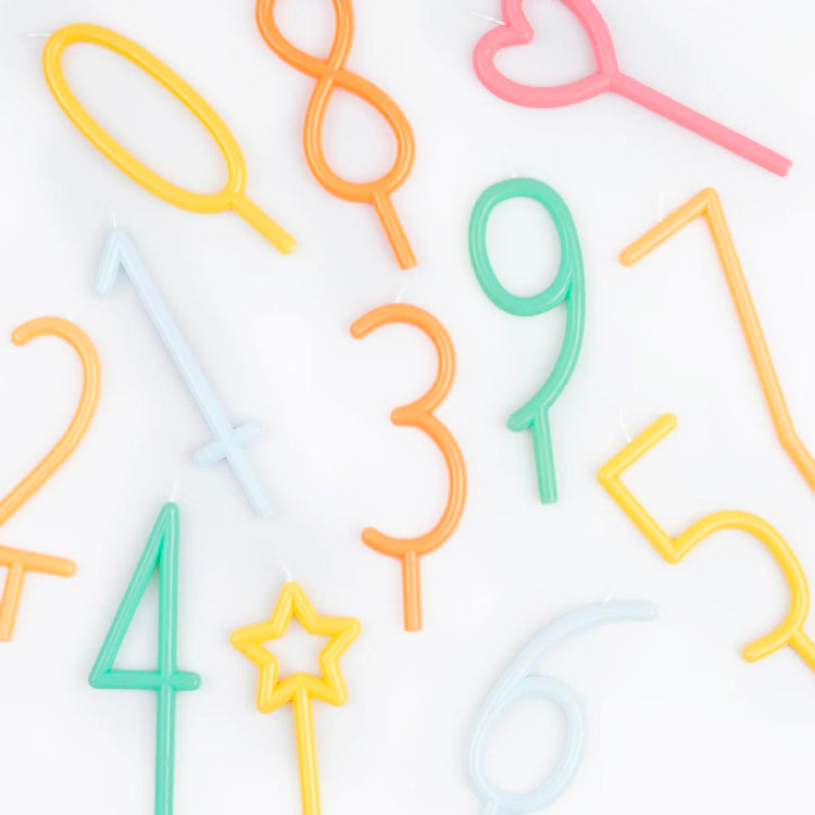 Bougie chiffre colorĂ©e, pour marquer lâĂąge sur un gĂąteau