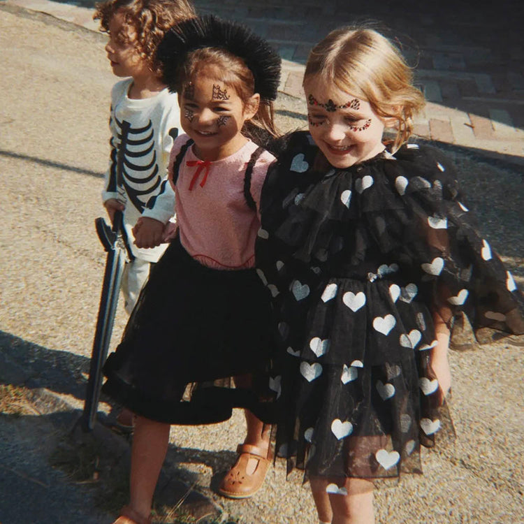 Cape noire à coeurs argentés : déguisement anniversaire enfant