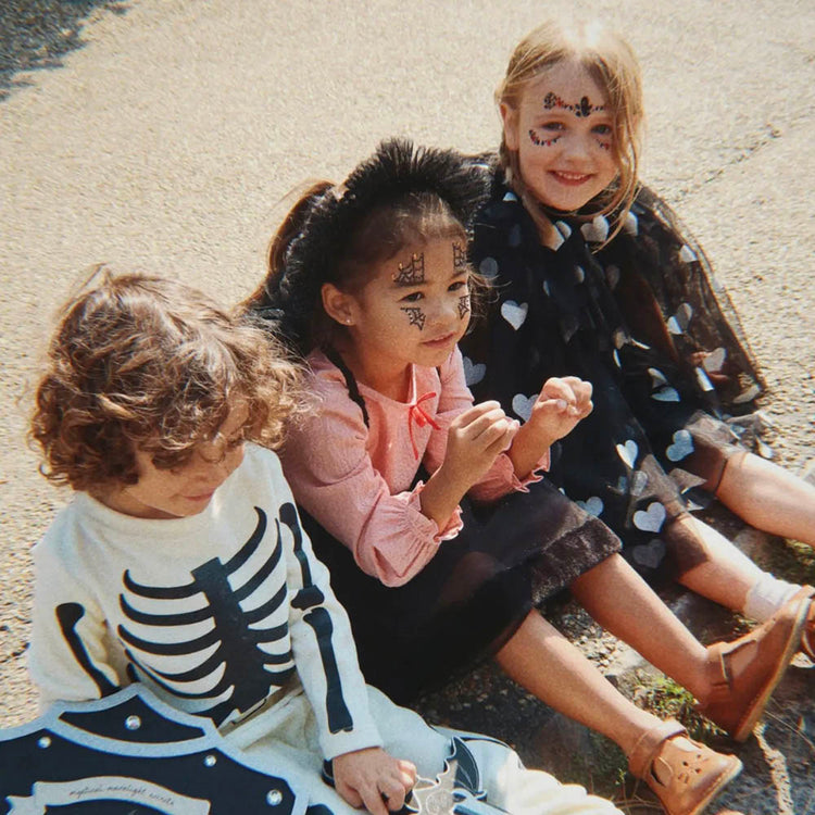 Cape noire à coeurs argentés : déguisement Halloween enfant