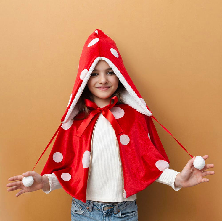 cape rouge en velours pour se déguiser en petit chaperon rouge