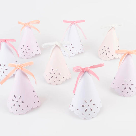 Chapeaux pointus broderie anglaise, accessoire de fête chic