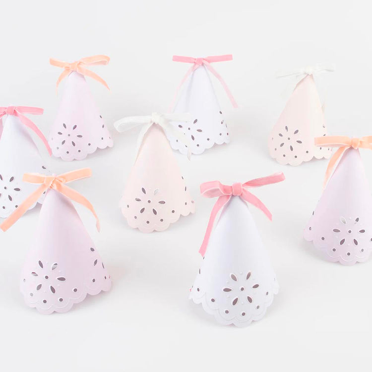 Chapeaux pointus broderie anglaise, accessoire de fĂȘte chic