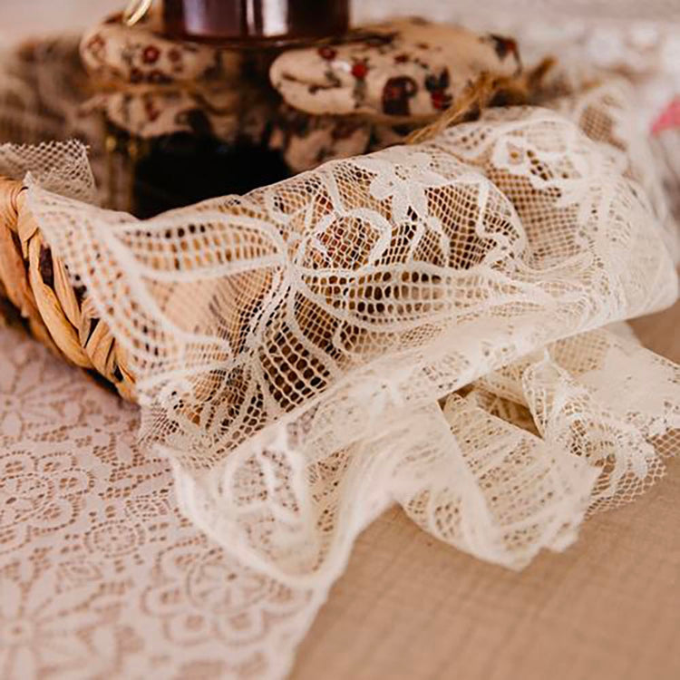 Chemin de table dentelle ivoire : deco de table bapteme