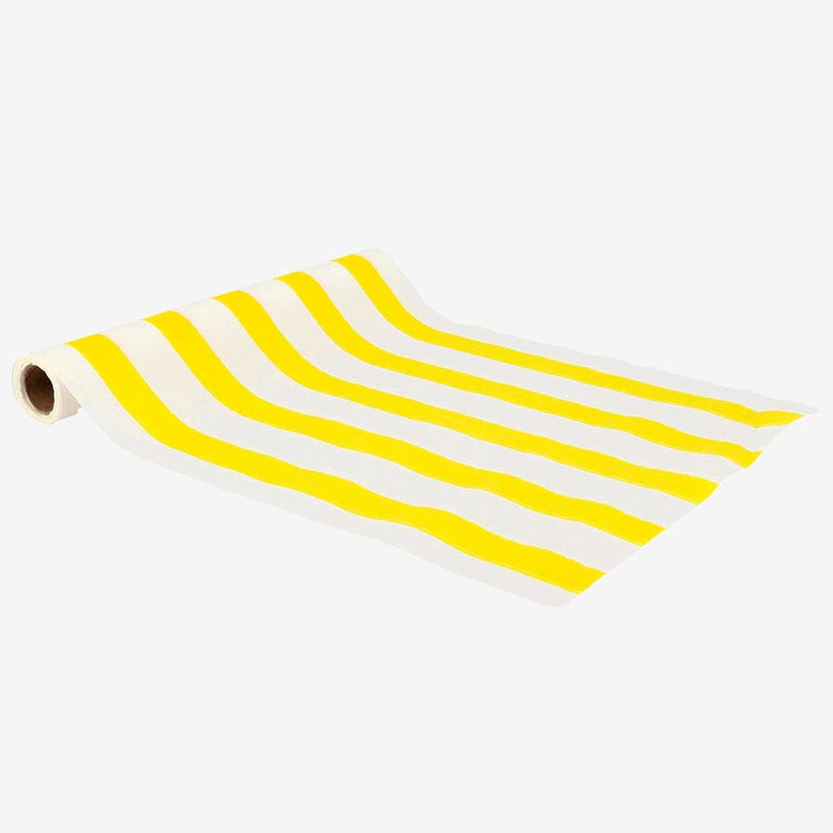 Chemin jaune à rayures pour une table d’été festive