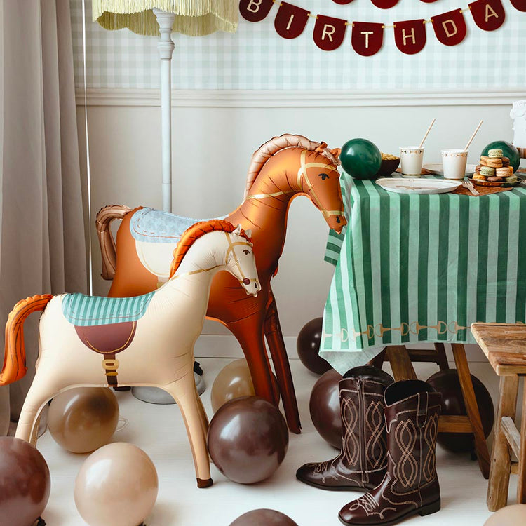 grand ballon cheval marron qui tient debout pour décorer son anniversaire