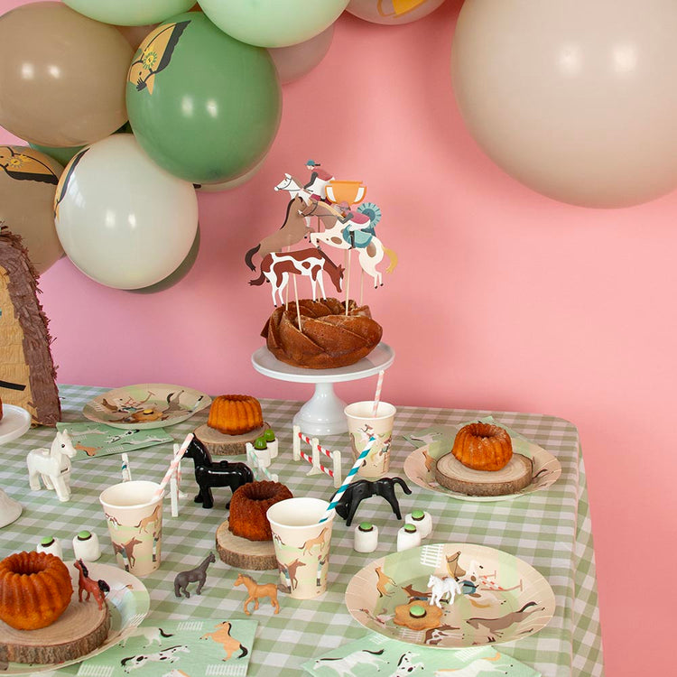 Une table de fĂȘte avec 8 assiettes cheval