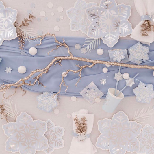 Mélange de confettis bleus et argentés, parfaits pour une baby shower