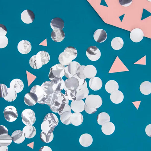 Décoration de table de fête avec des confettis argentés