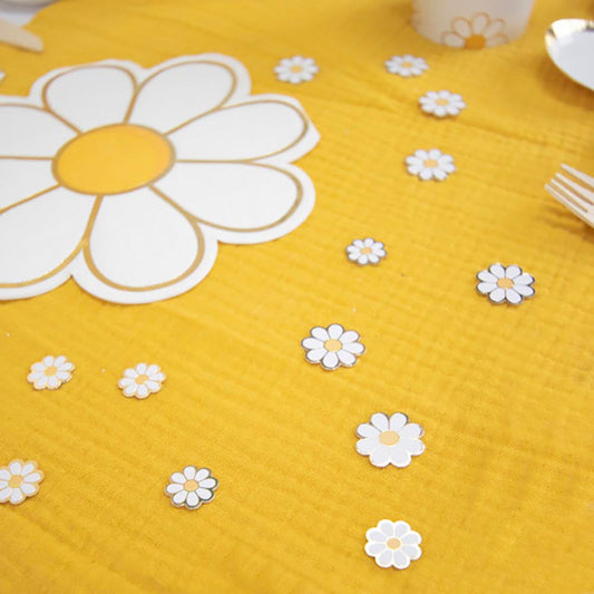 Confettis marguerites : decoration de table anniversaire champetre