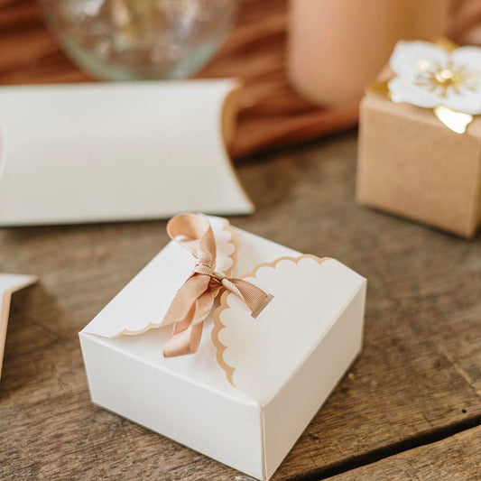 Petites boîtes crème et camel, un joli détail de table