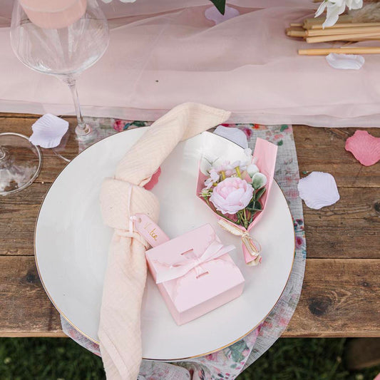 Petites boîtes rose poudré et rose, idéales pour une table romantique