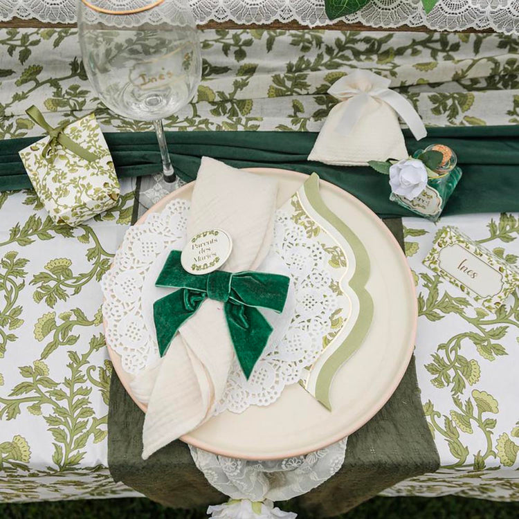 Présentoirs raffinés : contenants verts botanica pour vos invités