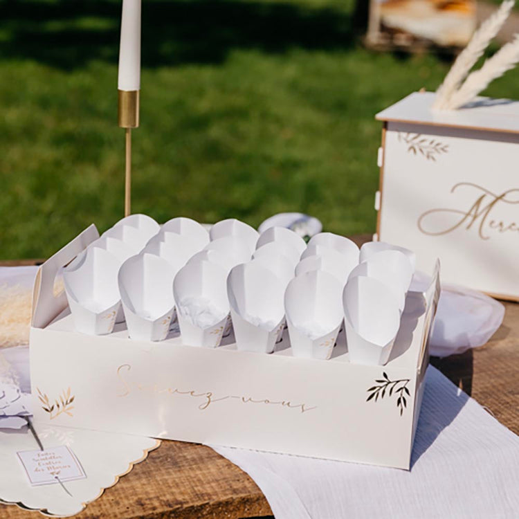 Confettis blancs en cornets, accessoires festifs pour célébrer