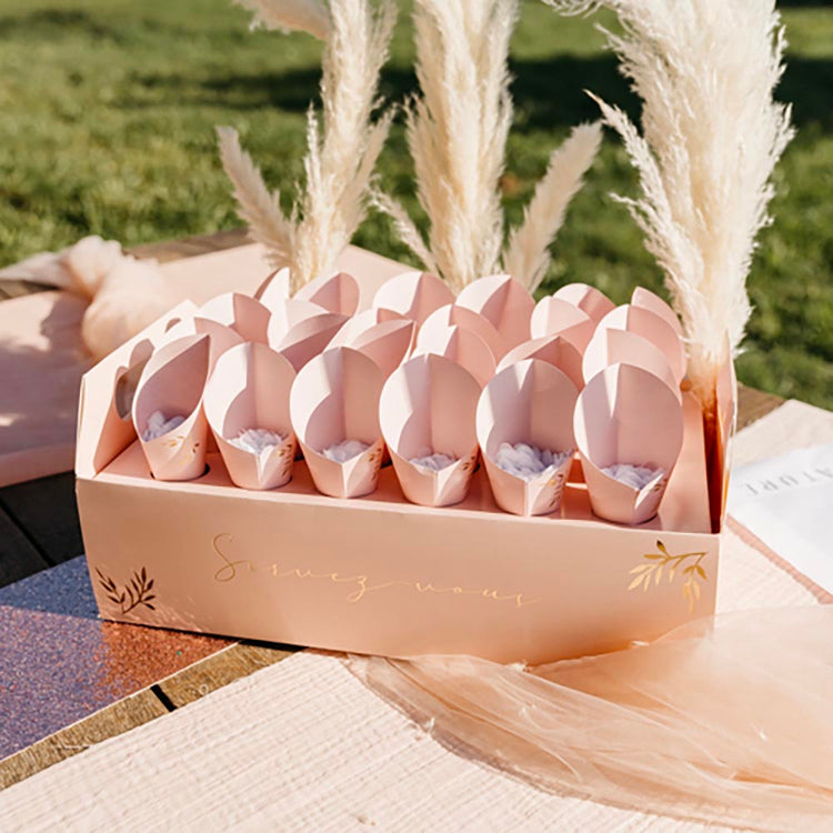 Confettis roses en cornets, parfaits pour une sortie de cérémonie