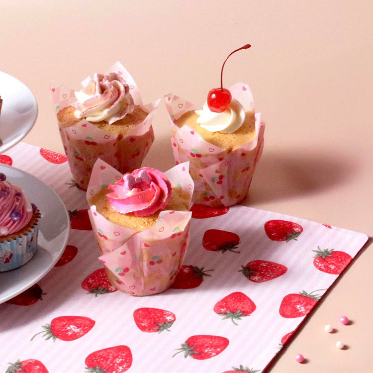 Caissettes cupcakes cœurs cerises, déco pâtisserie fruitée