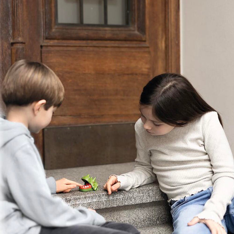 petit cadeau à offrir pour un anniversaire dino mordeur de doigt