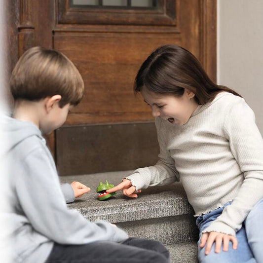 1 dino mordeur de doigt à glisser dans une pochette d'anniversaire surprise