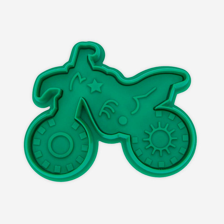 emporte piece moto avec poussoir pour faire des sablés d'anniversaire