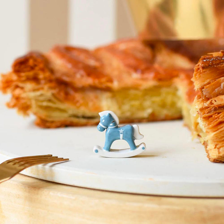 Fève porcelaine cheval à bascule bleu, idéale pour personnaliser votre galette des rois