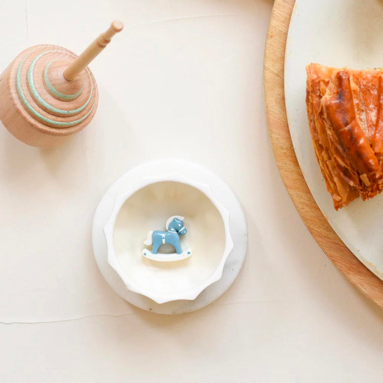 Décoration de galette des rois : fève porcelaine cheval à bascule bleu