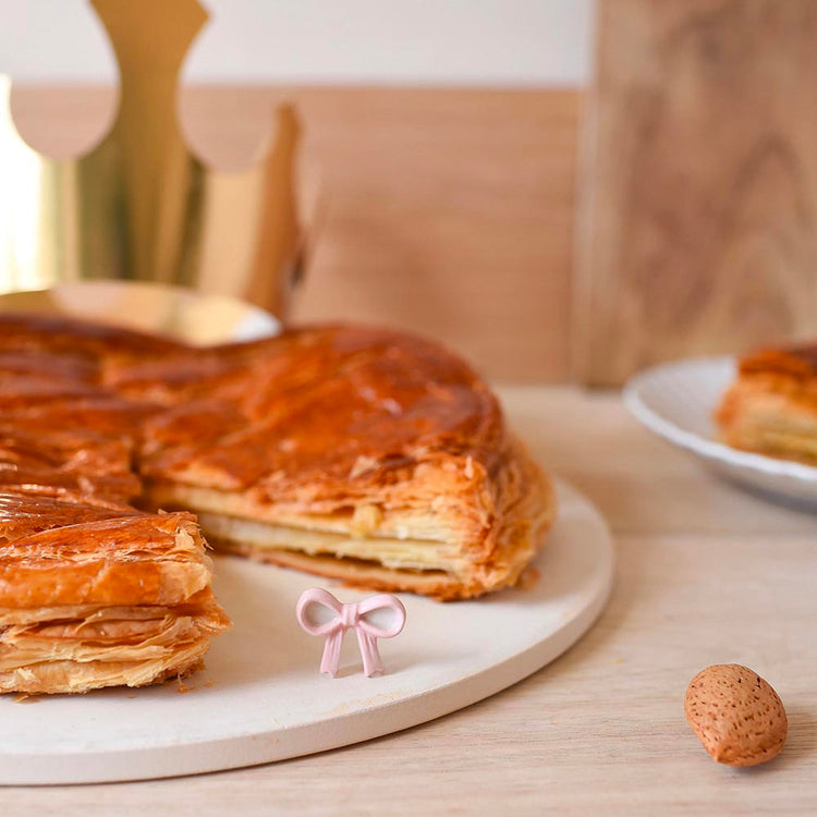 Décoration pour gâteau : fève porcelaine noeud décoration de table