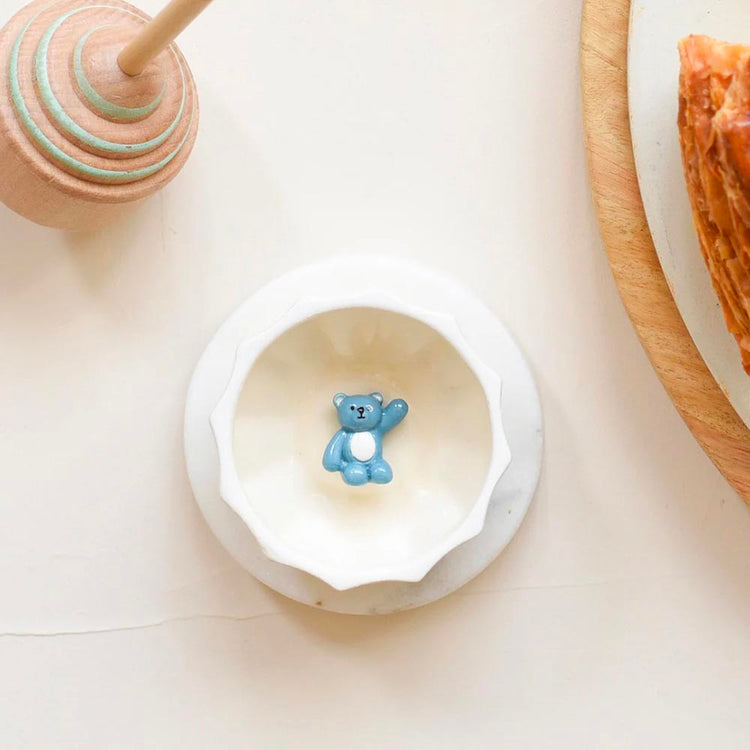 Fève porcelaine ours bleu, idéale pour une galette des rois pleine de charme et de douceur