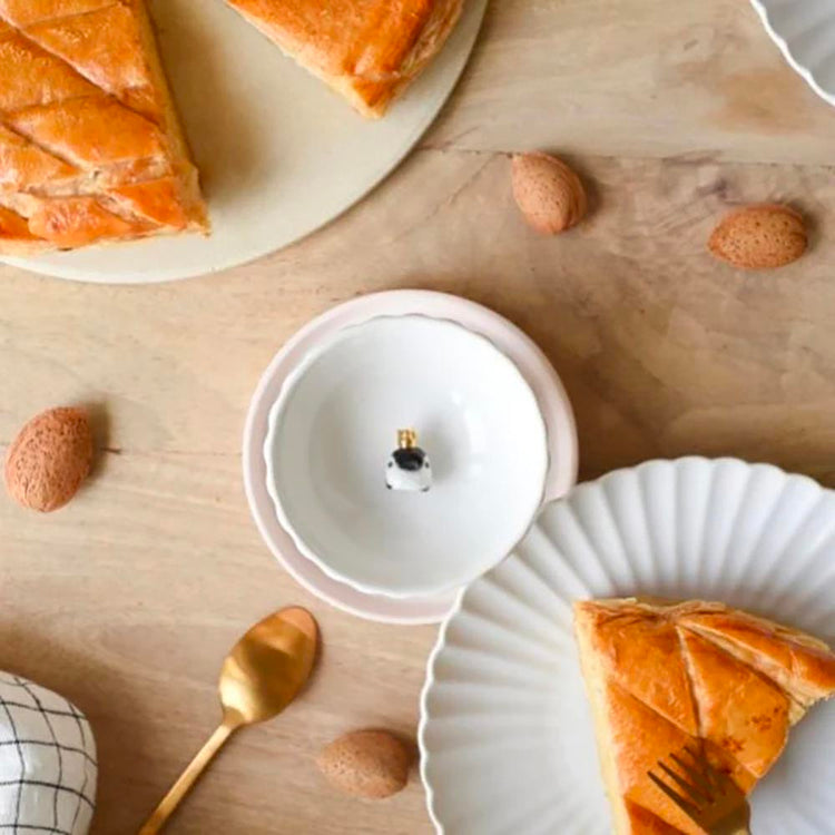 Garnir la galette des rois avec une fève en forme de pingouin