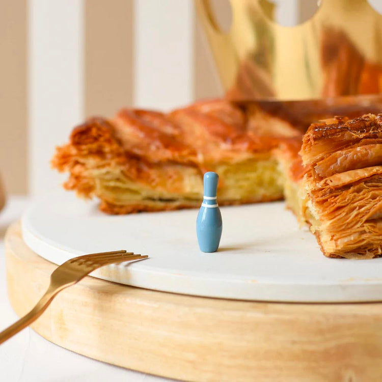 Fève porcelaine quille bleue, idéale pour personnaliser votre galette des rois