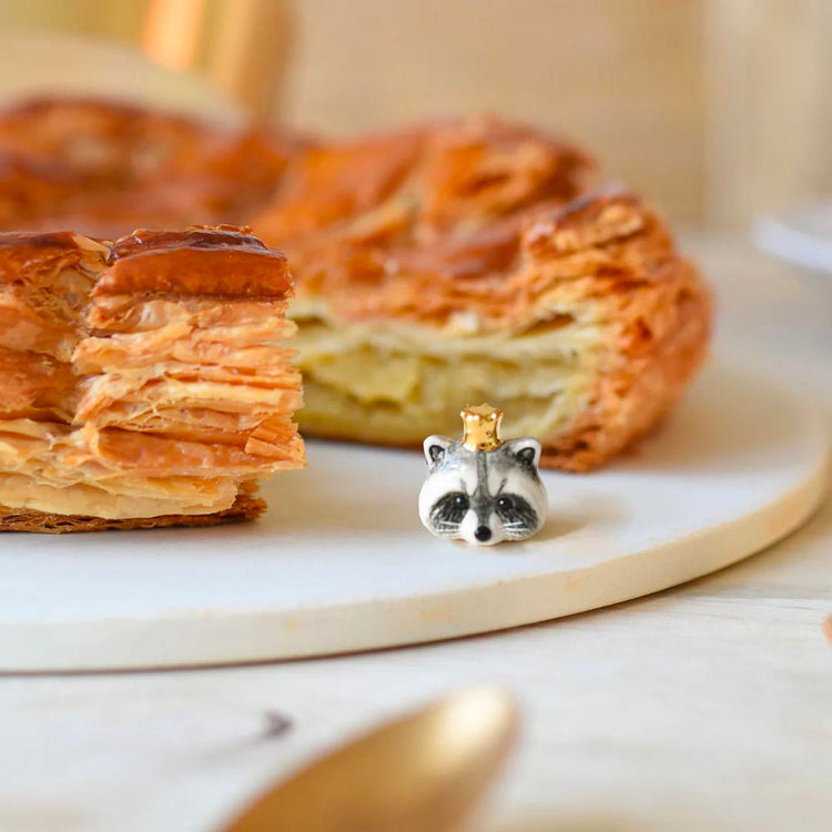 Galette des rois originale avec cette fève raton laveur en porcelaine