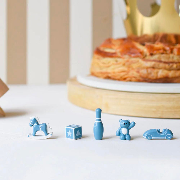 Surprenez vos invités avec cette fève voiture bleue dans votre galette des rois