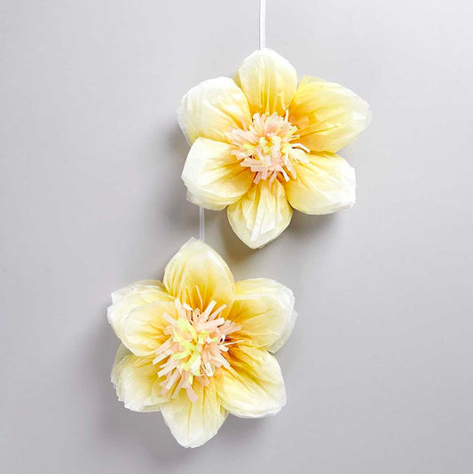 2 fleurs en papier de soie jaune : deco anniversaire tropicale