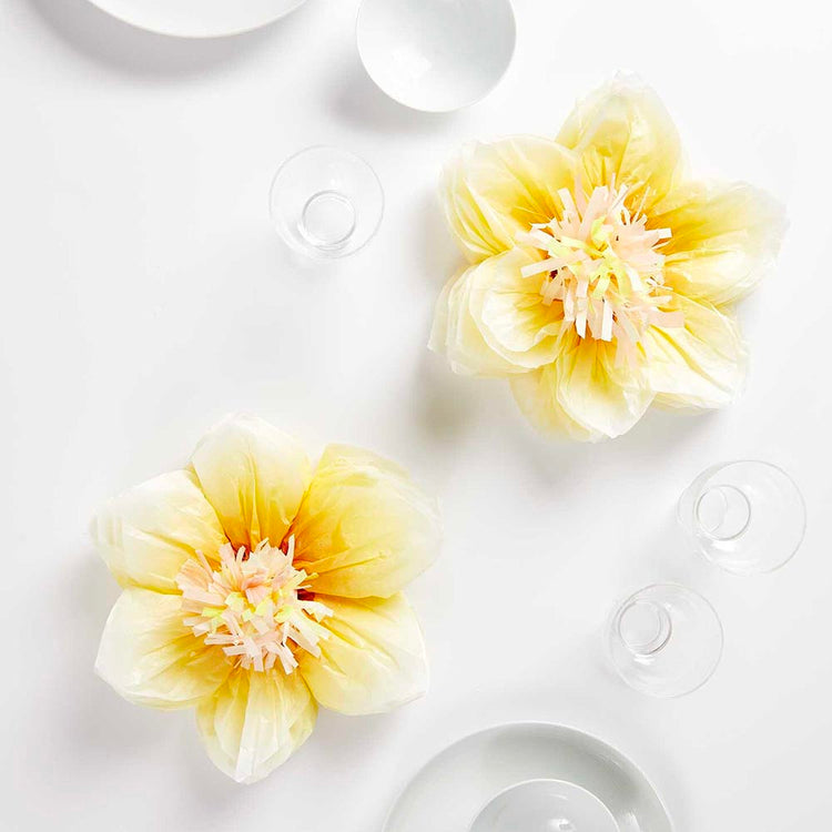 2 fleurs en papier de soie jaune : deco anniversaire tropicale chic