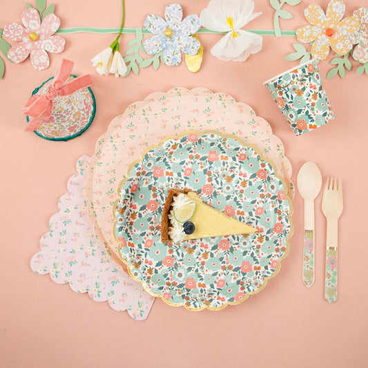 Assiettes vintage à fleurs pour fête champêtre ou mariage