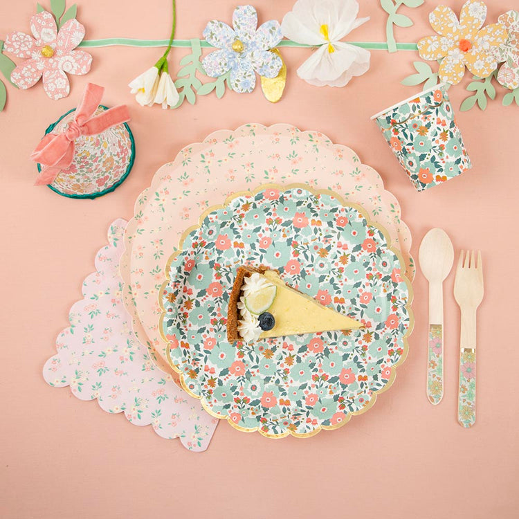 Assiettes vintage Ă fleurs pour fĂȘte champĂȘtre ou mariage