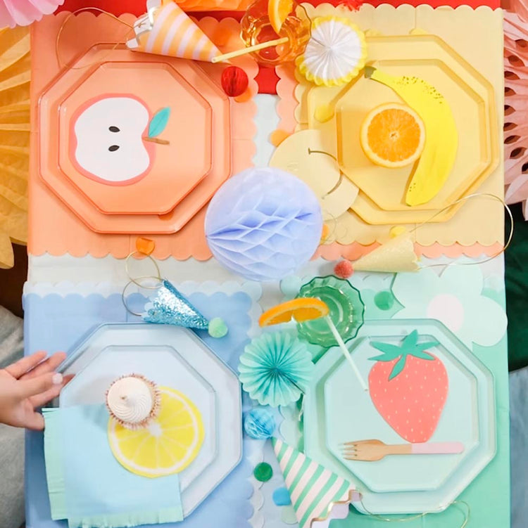 Assiettes jaune citron, ambiance fraĂźche pour garden party