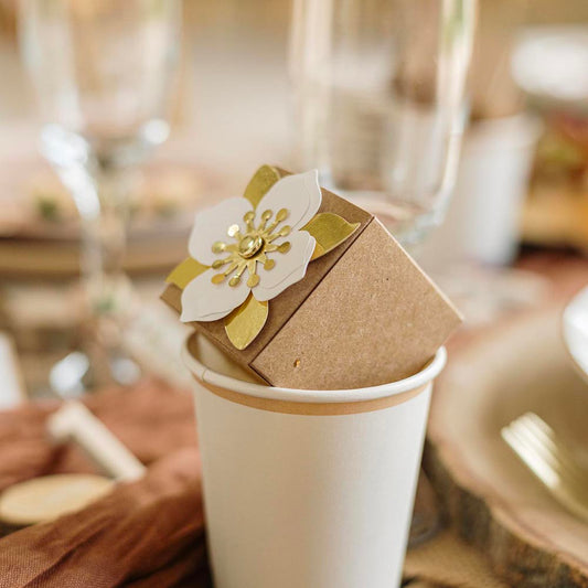 Vaisselle jetable : gobelets crème et camel pour une déco sobre