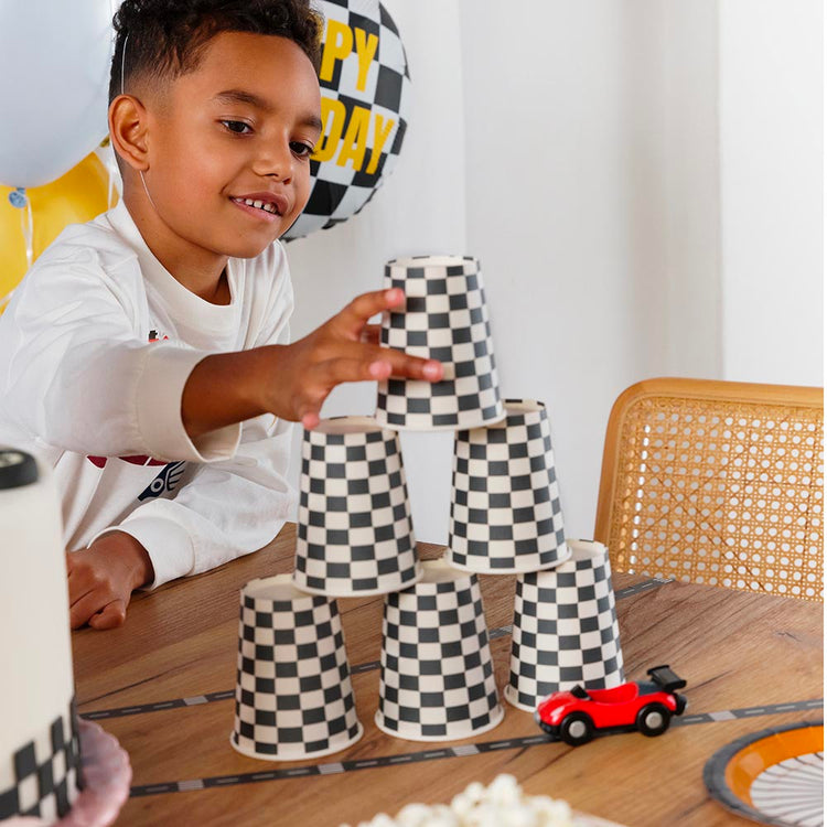 Gobelets damier noir et blanc pour un anniversaire plein de surprises