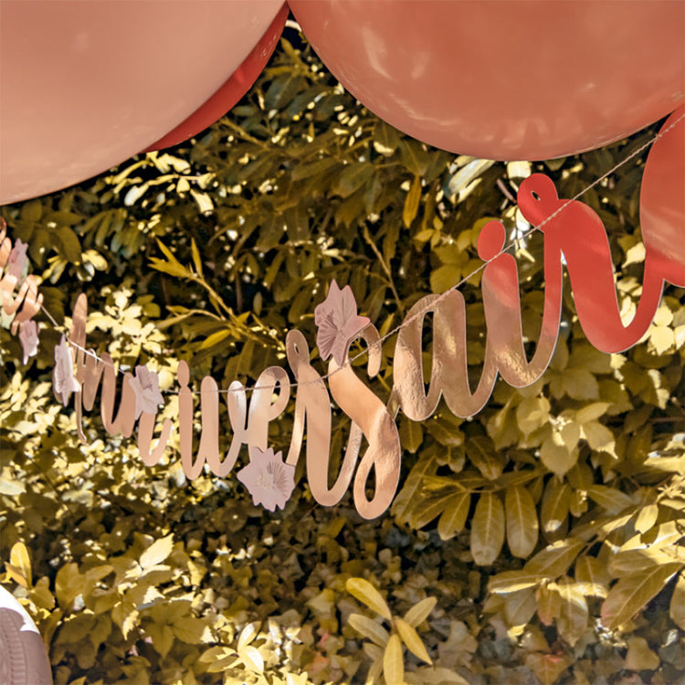 Guirlande joyeux anniversaire fleurs pour decoration fete chic