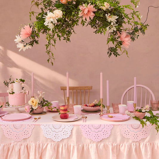 Assiettes roses imprimé dentelle, touche bohème pour fête
