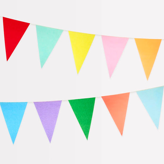 Fanions colorés en guirlande, pour fête haute en couleurs enfant