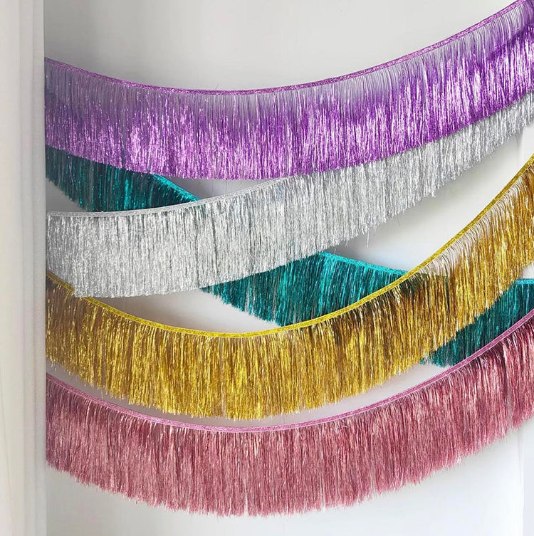 melange guirlandes Ă franges pour une deco disco, noel ou nouvel an